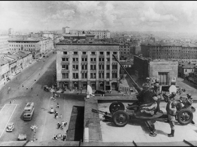 Судя по троллейбусам, это может быть либо Москва, либо Ленинград, либо Киев (что вряд ли, потому что Киев сдали уже 19 сентября 1941 года). Может, кто узнает район города?