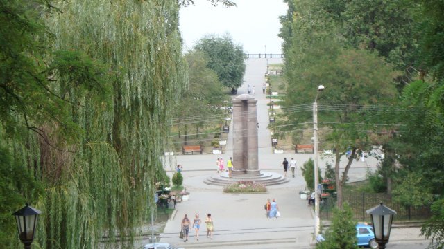 Три колонны на набережной - 300 лет Таганрогу