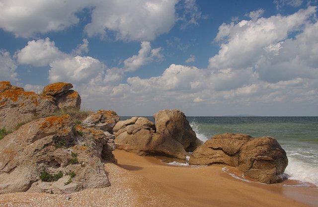 Камни на пляже.