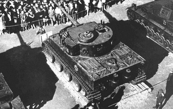 Первый трофейный "Тигр" на выставке в Центральном парке культуры и отдыха им. Горького. Москва, лето 1943 года.