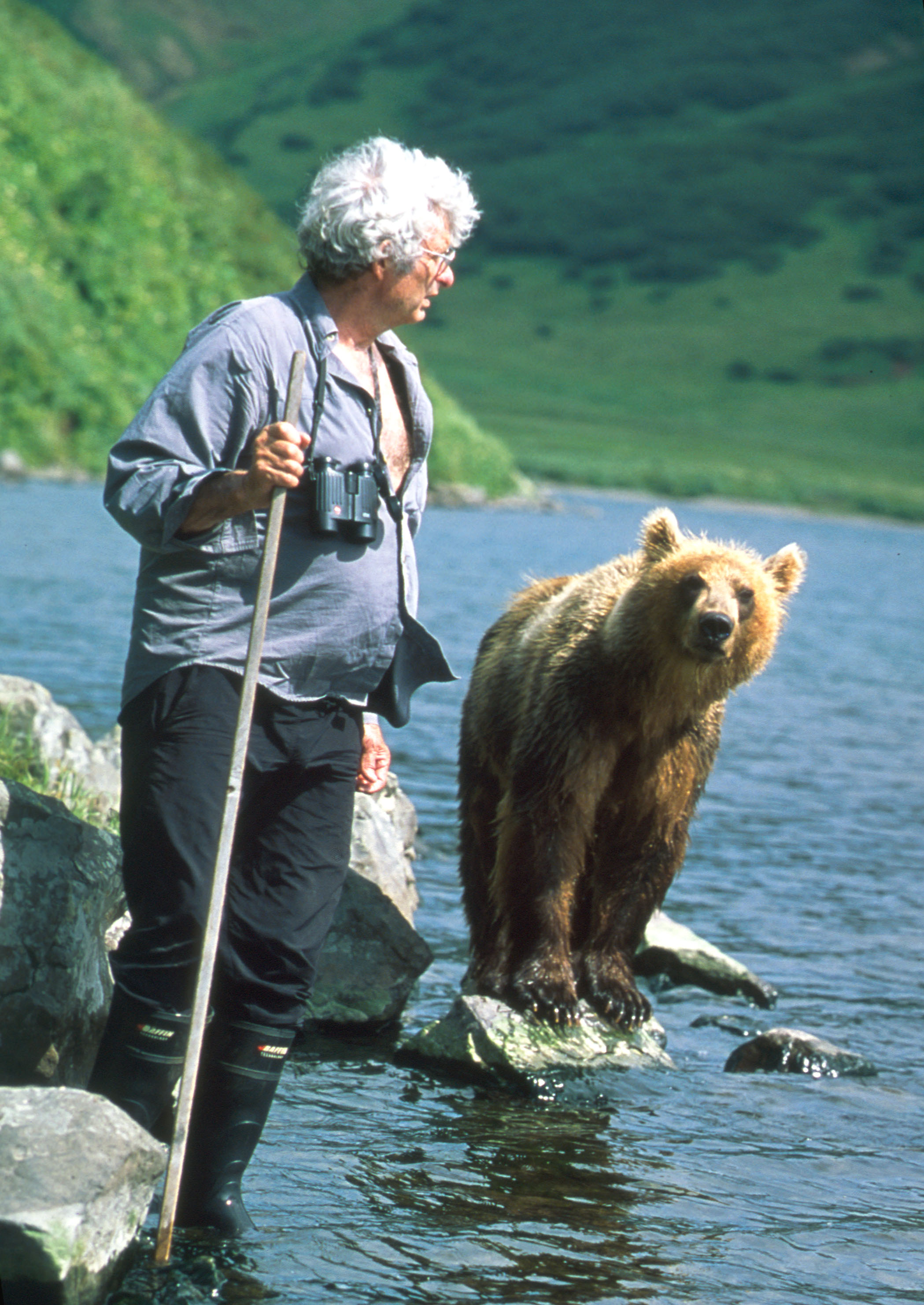 Где живет камчатский медведь. Чарли Рассел медведи. Камчатка медведи. Камчатский медведь и человек. Камчатка медведи и люди.