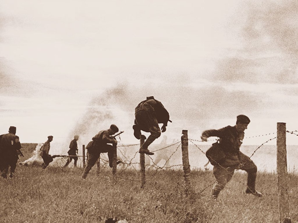 Идти в нападение. Бегущие в атаку бойцы ВОВ 1941-1945. ВОВ атака советских бойцов.