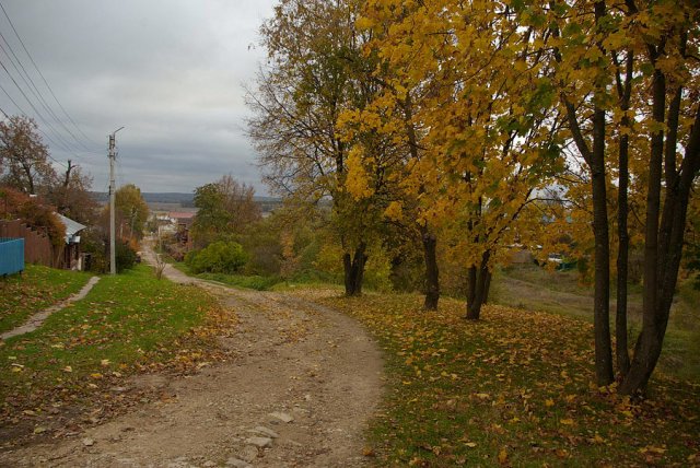 Дорога вниз по улице.