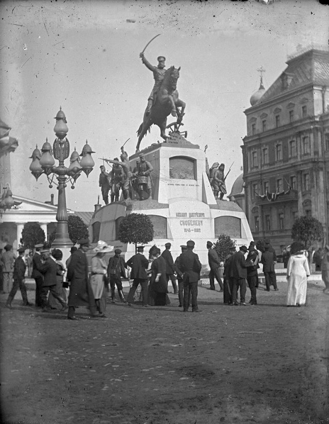 Небольшая площадь перед нынешней московской мэрией (Тверская, 13) в 1912 году была переименована в Скобелевскую в связи с установлением там памятника  генералу, герою Шипки и Плевны Михаилу Скобелеву. Памятник был снесен в 1918 году ради возведения обелиска Конституции. В общем, историческим предшественником Юрия Долгорукого на этом месте был генерал Скобелев.