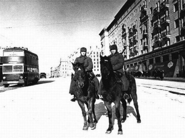 Комендантский патруль на улице Горького.