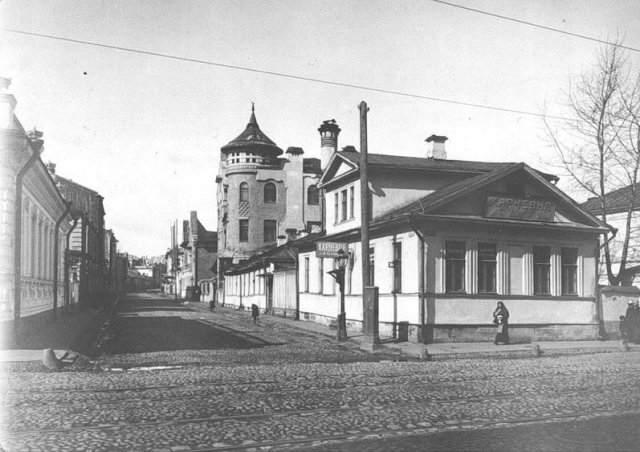 Фотография 1913 года. Вид на Мансуровский переулок с Остоженки. Здание с необычной крышей - это доходный дом П.В. Лоськова (сейчас в нем располагается посольство Сирии)
