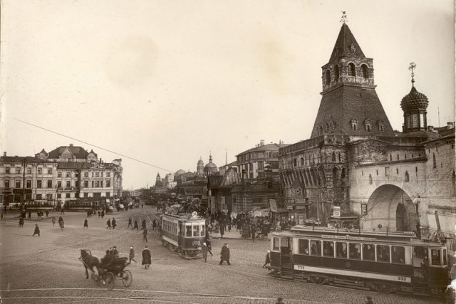 Китайгородская стена в районе Лубянской площади. Здание страхового общества "Россия" уже снесено, а здание будущего Комитета государственной безопасности СССР еще не построено.