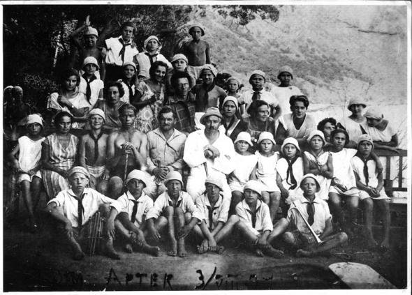1927 год. Групповое фото артековцев, на фото - основатель "Артека" Соловьев и первый директор лагеря Шишмарев.