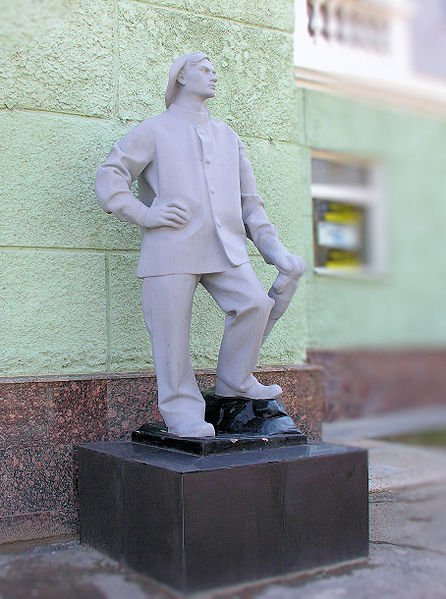 В городе ходила местная загадка: "Назовите единственного непьющего шахтера в Сталиногорске?" Ответом была как раз эта статуя....