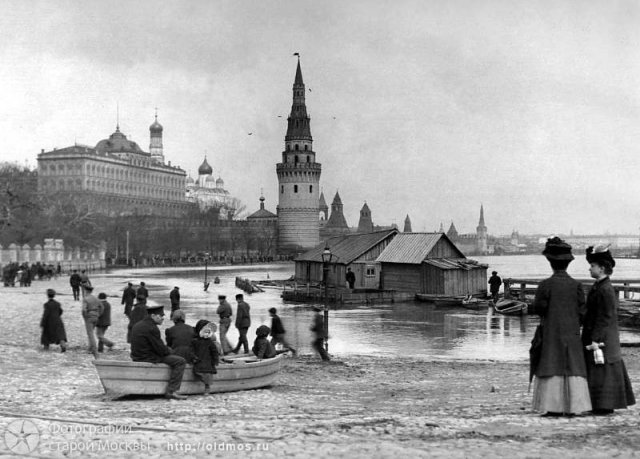 Вид на Кремль. Время съемок не совсем понятно. Привычного нас Большого Каменного моста в современном виде на привычном нам месте еще нет. Переправа была по железному мосту, с которого похоже и фотографировали...