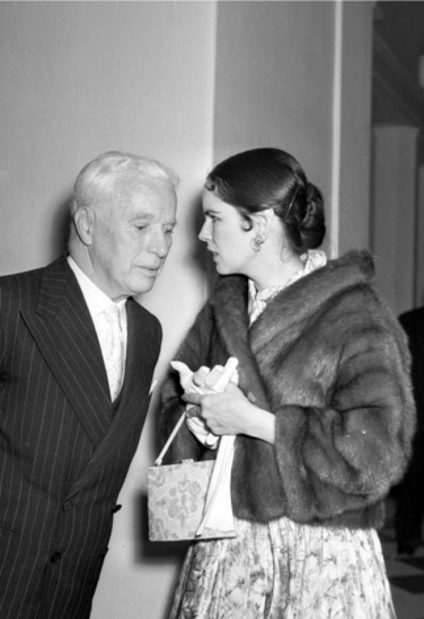 Чарли Чаплин с женой Уной в Женеве. 1954.
