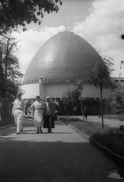 Московский планетарий открылся в 1929 году. Между прочим он стал 13-м планетарием в мире - число не слишком счастливое, может поэтому ныне и числится объектом-банкротом. А жаль...