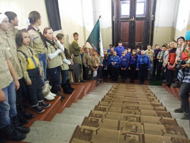 500 школа города Пушкина. До революции-мужское реальное училище, В 1915 году её директором и начальником скаутской дружины "Царское Село" был Эрнаст Платонович Цытович. Торжественное построение скаутов, посвящённое открытию мемориальной доски Цытовичу.