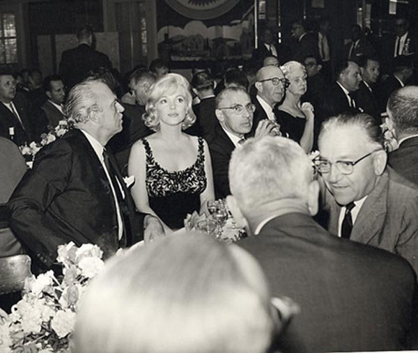 Мерилин Монро на встрече с советской делегацией в Голливуде. 1959.