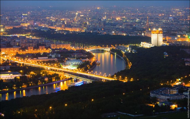 Лужнецкий метромост, Новоандреевский автодорожный мост и Российская Академия Наук.