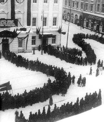 Очередь к Дому Союзов прощающихся с В.И. Лениным (январь 1921 г.).