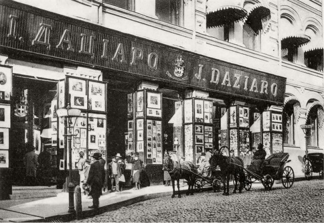 Витрина художественного магазина (так тогда назывались магазины товаров для художников) И. Дациаро по адресу Кузнецкий Мост, 13. Фотография начала XX века.