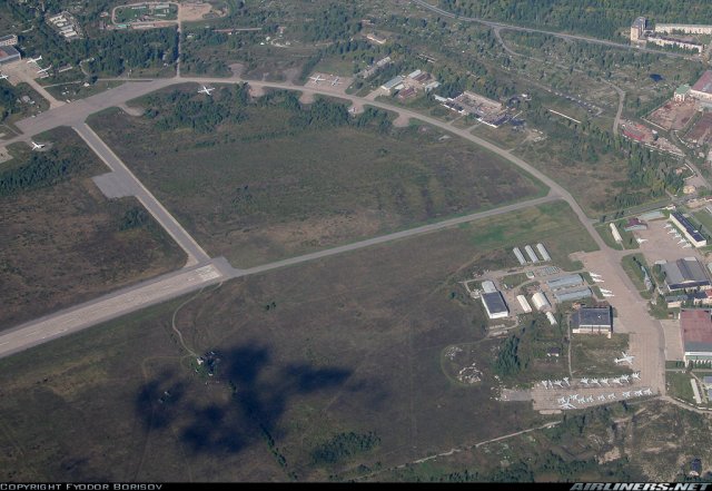 Аэродром в Пушкине, 2003 год. Снято со встречно-параллельного курса и с меньшей высоты.