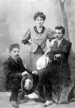 Климент Ворошилов (разумеется, справа) в молодости