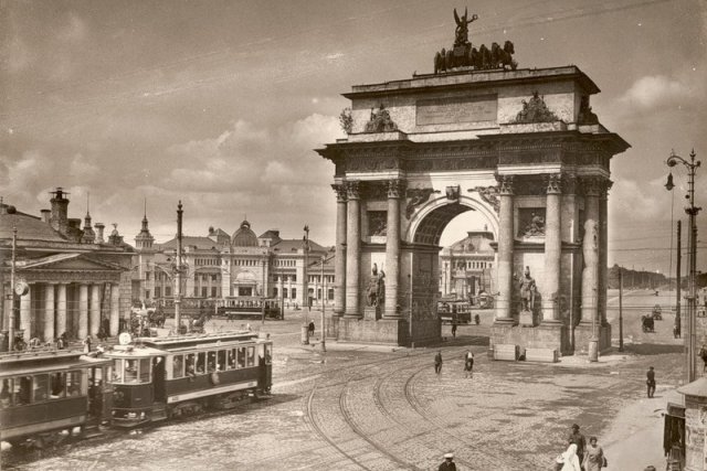 Площадь Тверской заставы. Вид непривычный для нас, поскольку эту триумфальную арку в честь победы  в войне 1812 года позднее  переместили на Кутузовский проспект.