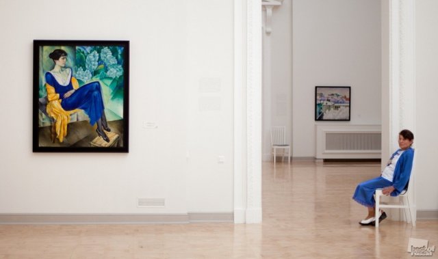 "Русский музей. Две женщины в синем". Фотография Веры Волковой (Санкт-Петербург)
