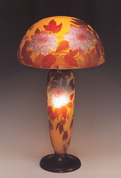 Настольная лампа двойного покрытия с гравировкой и с мотивом страстоцвета. Подписана: Калле дважды. Высота 62см.