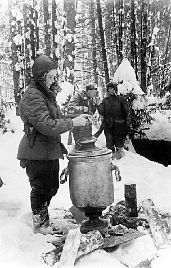 Эта фотография сделана в лагере партизан.