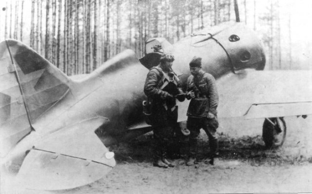 И-16 ("Ишак") - основной советский истребитель в начале войны. Фотография сделана осенью 1941 г. на Ленинградском фронте.