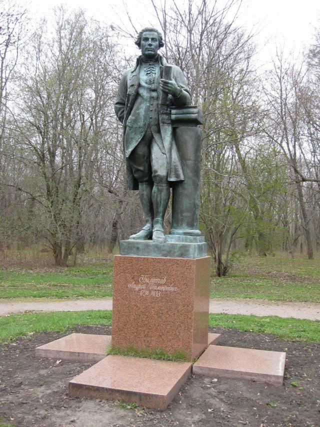 А это памятник соседскому помещику Андрею Болотову (кстати, основателю российской агрономической науки, которой увлекался и сам  граф Бобринский)
