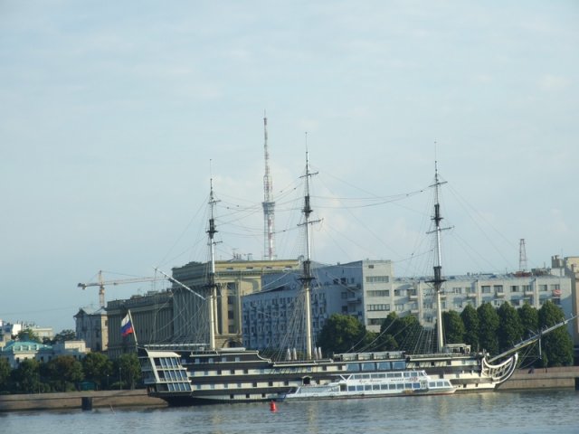 Тоже,блин,корабль...Судно пьянючее. Красавец-парусник, прекрасный барк, ему бы пацанов учить!