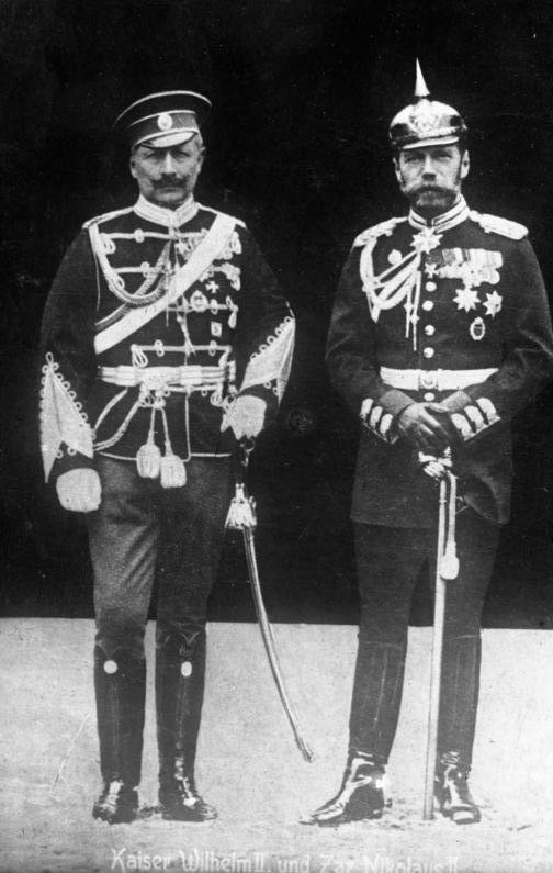 Николай II был шефом прусского лейб-гренадерского полка Александра Первого. На этой фотографии 1905 года он справа, А рядом с ним - его кузен и немецкий император Вильгельм в форме русского лейб-гусара